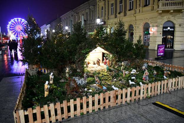 FOTO Advent u Slavonskom Brodu: Dvije lokacije, nove atrakcije i nezaboravni doživljaji