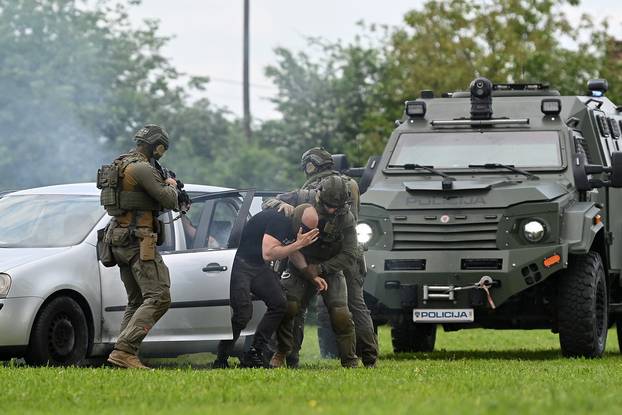 FOTO Pogledajte vježbe HV-a i policije u Okučanima: Borbe, eksplozija i skok padobranom!