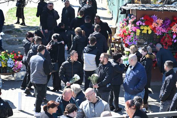 Brojni stanovnici Kočana oplakuju poginule na dan njihova sprovoda