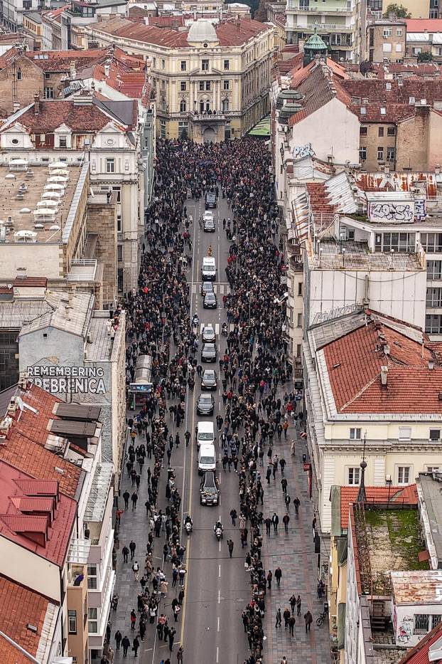 Sarajevo: Pogled iz zraka na povorku prema gradskom groblju Barama