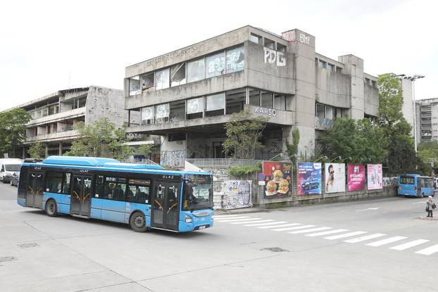 Zagreb: Počinje se rušiti stara zgrada Zagrebačke banke u Paromlinskoj