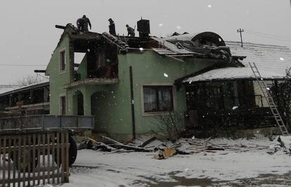 Djevojčica (6) palila petarde i zapalila kuću, izgorio je krov