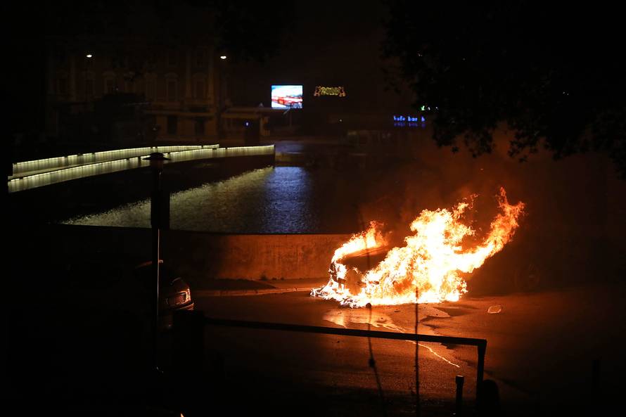 Buktinja kod zadarskih zidina: U noći izgorio luksuzni BMW