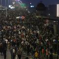 VIDEO Deseci tisuća ljudi okupili su se u Beogradu, opozicija i prosvjednici postavljaju šatore
