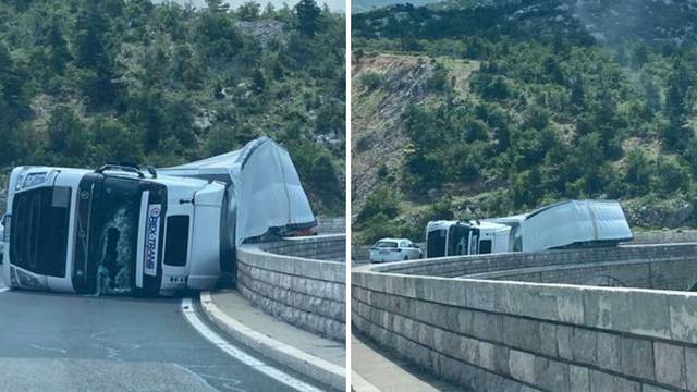 Oluja  prevrnula srpski kamion kod Senja, vozio pod zabranom