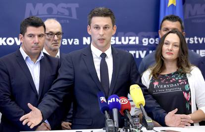 Ako je hrvatska politika postala sveopća ludnica, onda je Most sad zaglavio  u posebnom odjelu