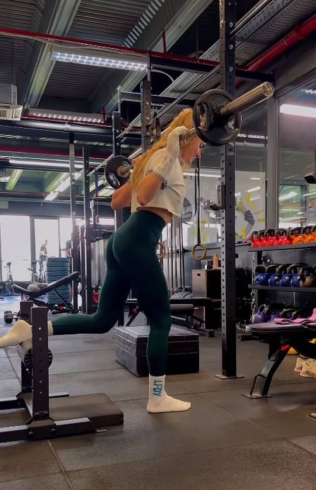 FOTO Prvu damu Hajduk TV-a ni gips nije zaustavio u teretani