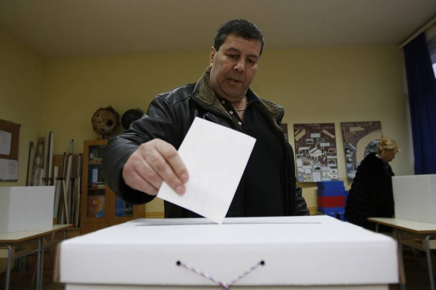 Izborni dan: Redovi u Mostaru, veća izlaznost, sumnjivi SMS...