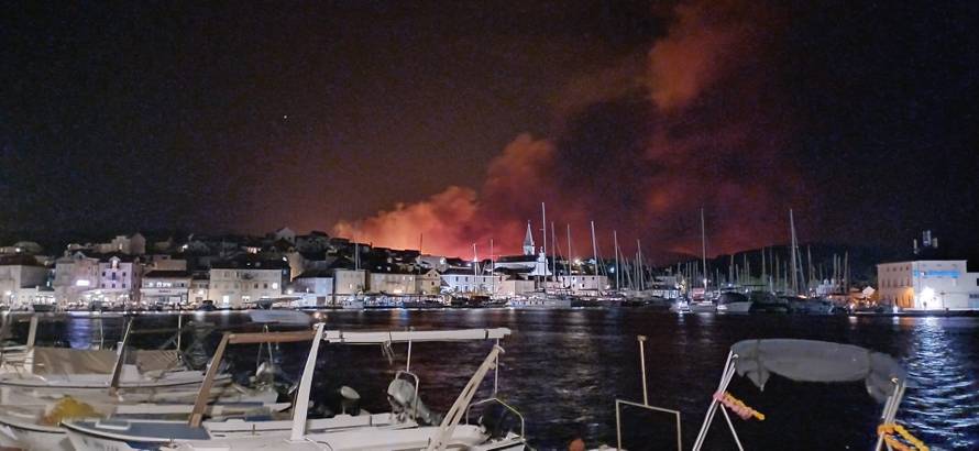 POŽAR NA BRAČU OPET BUKTI Iznad Milne ponovno se digao plamen, šalju i dva kanadera!