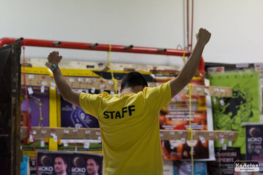 Vitasović je studenticu pozvao na stage pa su skupa zapjevali