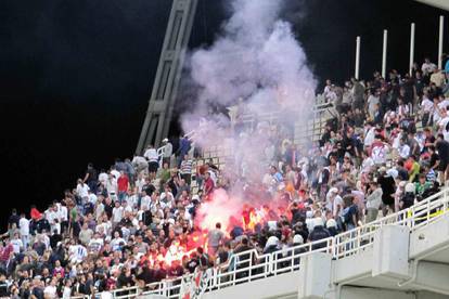 Torcida je prije utakmice policiju gađala bengalkama