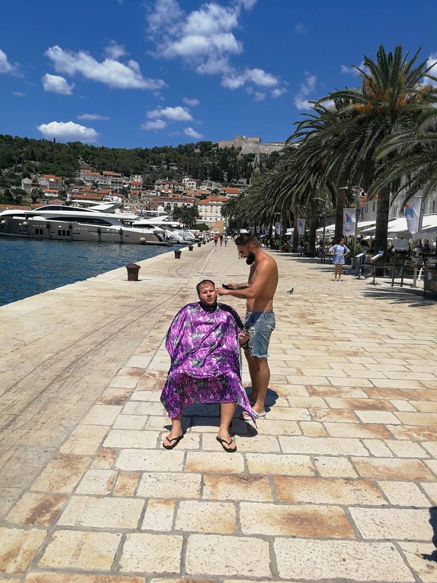 Skrati sa strane: Na otoku Hvaru je novi hit šišanje na rivi