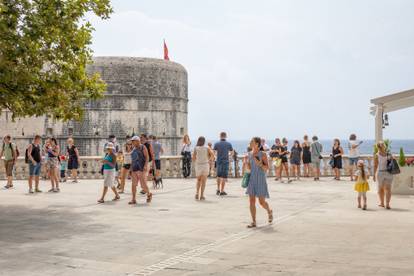 U Dubrovnik dolazi sve više turista, a počele su i prve gužve