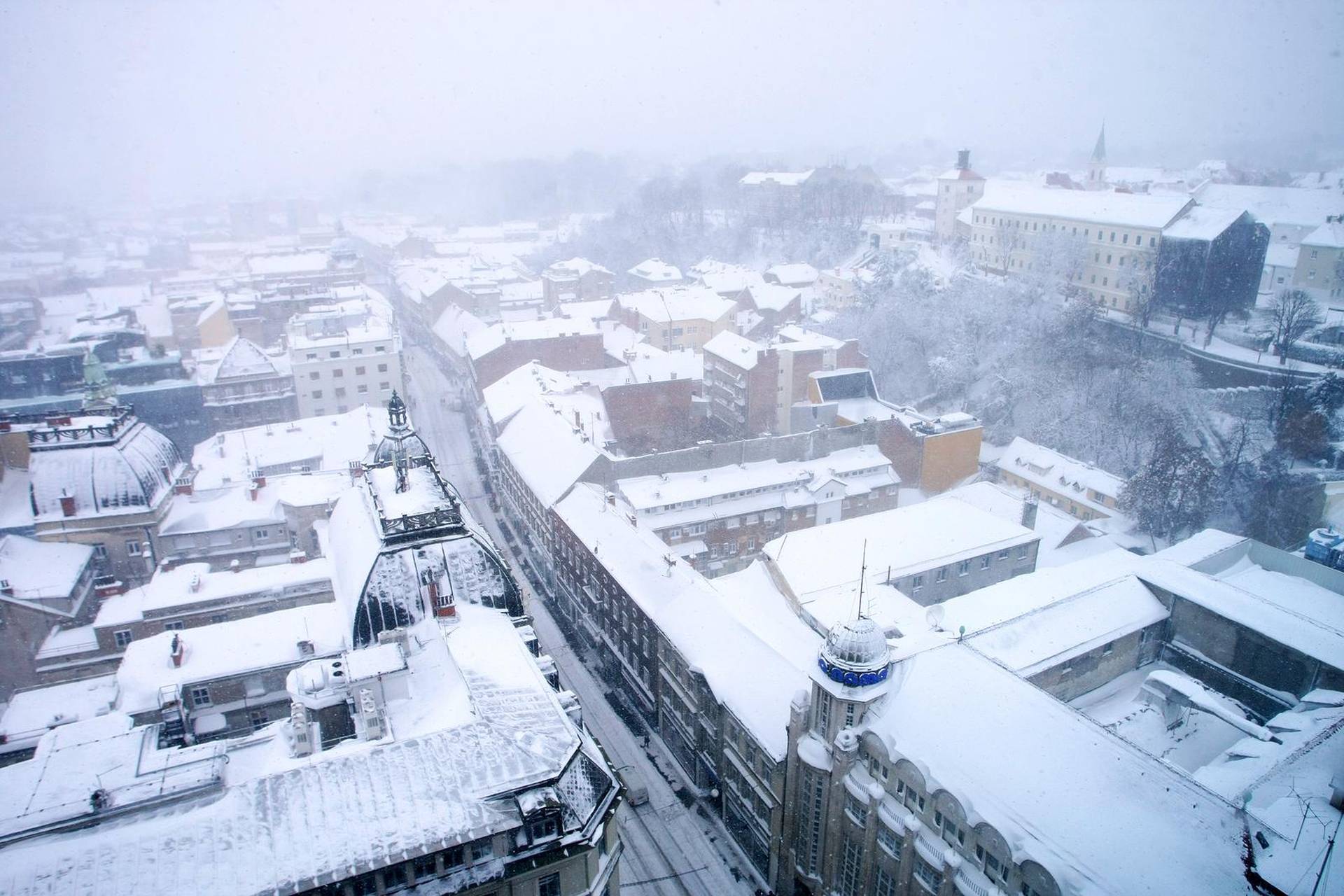 ARHIVA - Zagreb: Trg bana Jela?i?a pod snježnim pokriva?em