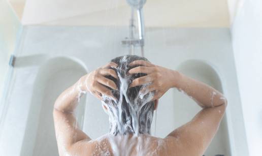 Evo za&scaron;to nikad ne biste trebali i&cacute;i spavati s mokrom kosom