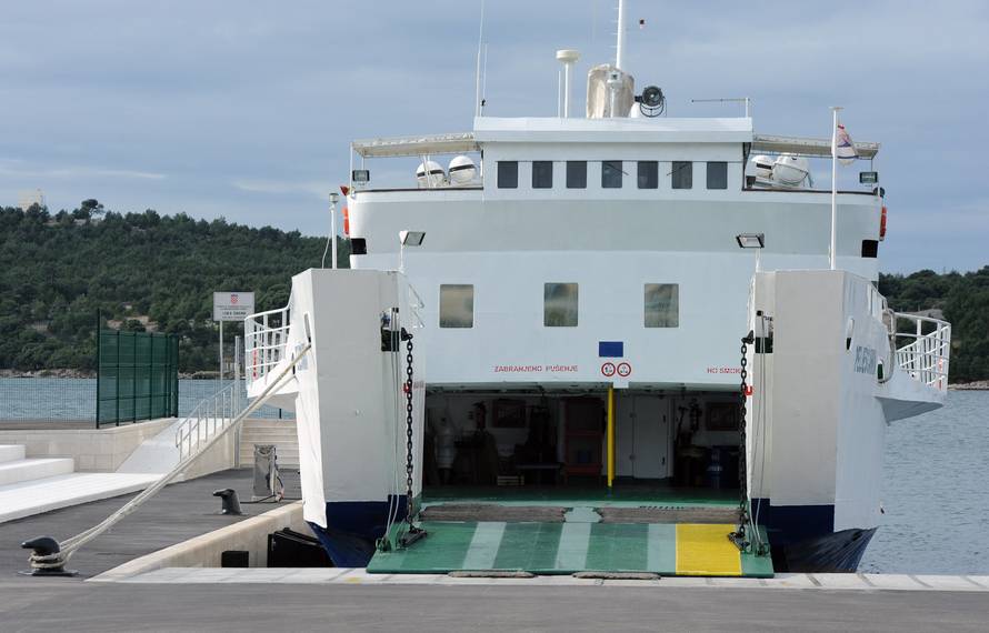 'Policija, na trajektu je tip koji planira raznijeti plinsku bocu'