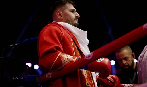 Tko je Kristian Prenga? Albanac skoro &scaron;okirao Joshuu,  zavr&scaron;io u dvorani zbog vi&scaron;ka kilograma