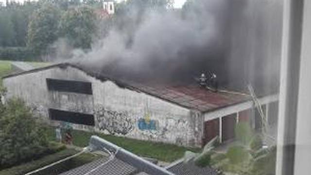 Gorjele garaže u Velikoj Gorici: Zapalio je karton na vratima...