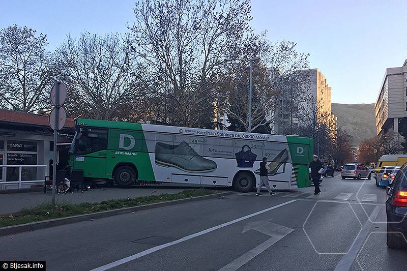 Autobusom se zaletio u kafić: 'Samo sam čuo kako je puklo'