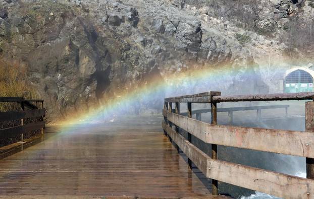 Knin: Slap Kr?i?, poznatiji kao Topoljski buk ili Veliki buk ukrašen dugom