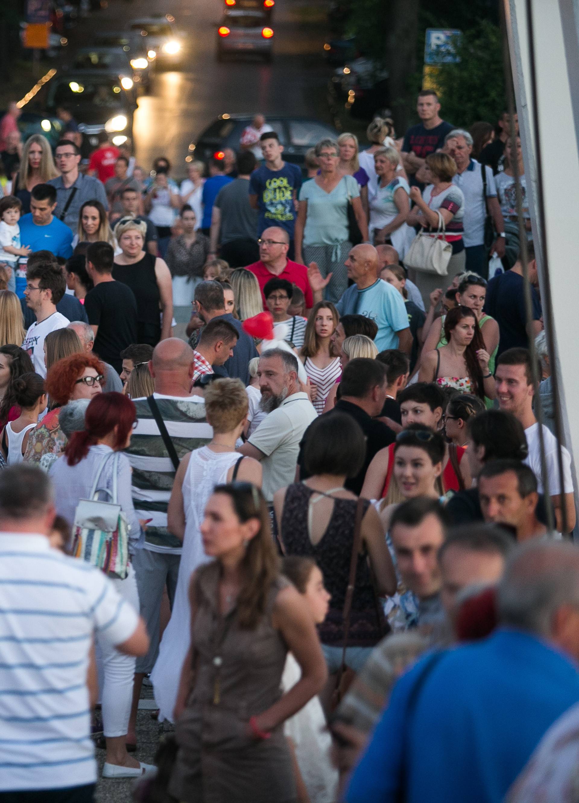 Građani skupljali čepove za osvjetljenje osječkog mosta