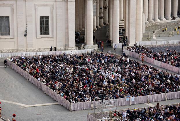 Rim: Brojni vjernici na Trgu sv. Petra čekaju procesiju s tijelom pape Franje