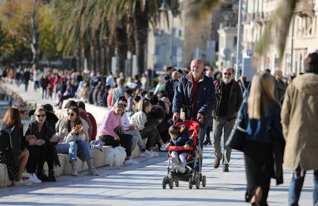 Splićani ignoriraju upozorenja Stožera, natiskali se na rivi i uživali u kavi