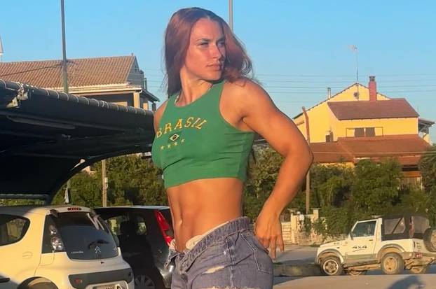 FOTO Ona može sve! Bacala je kuglu pa postala 'kraljca leda', a sjajnom figurom golica maštu