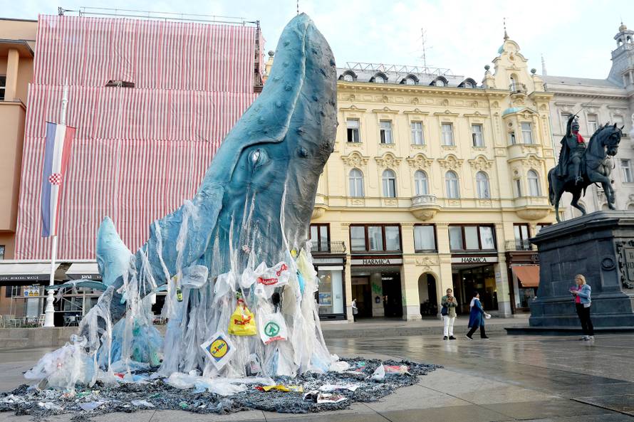 Zagreb: Greenpeace doveo kitove na JelaÄiÄev trg