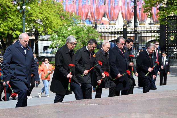 Leaders lay flowers on Victory Day in Moscow