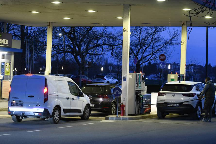 Sisčani pohrlili na benzinske postaje uoči poskupljenja 