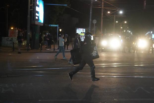 Beograd: Žandarmerija je uništila blokadu kod Strojarskog fakulteta i krenula prema Pravnom