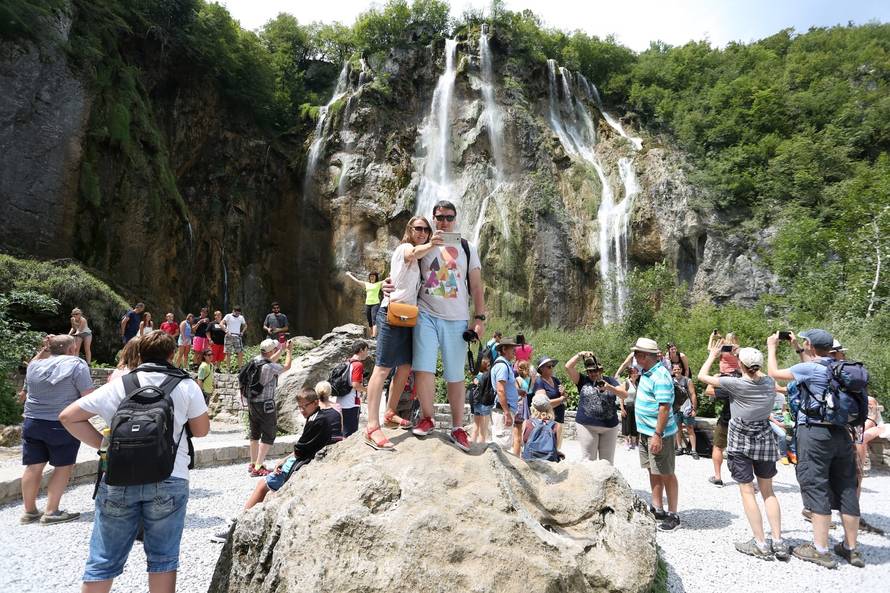 PlitviÄka jezera: Velike guÅ¾ve unatoÄ poskupljenju cijena ulaznica