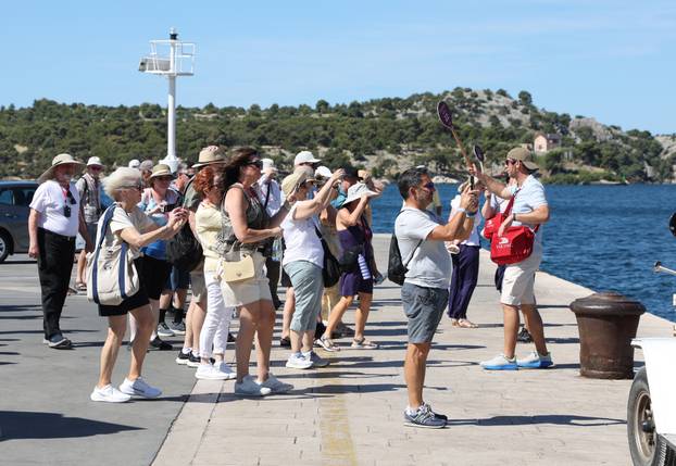Turisti sa kruzera Viking sea razgledavaju Šibenik