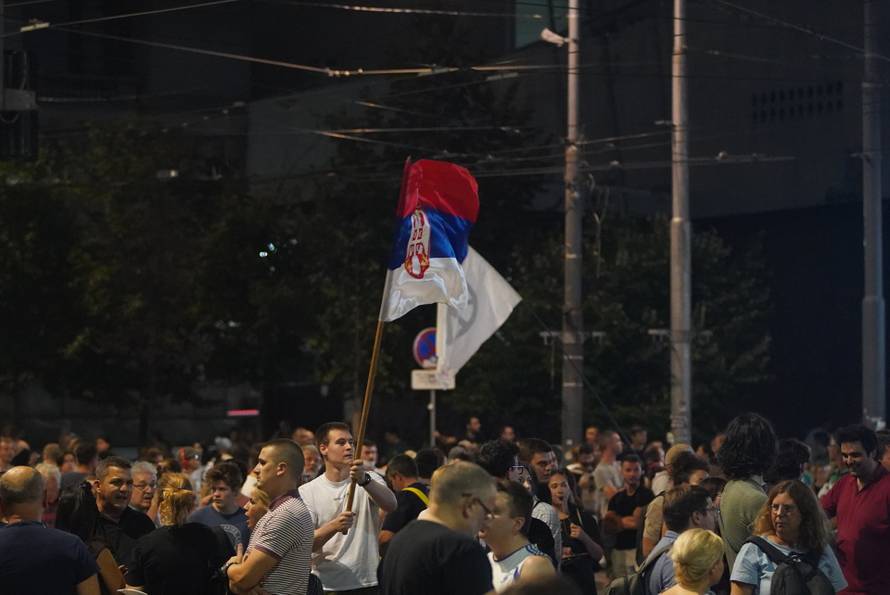 Beograd: Prosvjed pod geslom "Nismo mi vreće za udaranje", nakon sto je policija je sinoć upotrijebila prekomjernu silu nad građanima