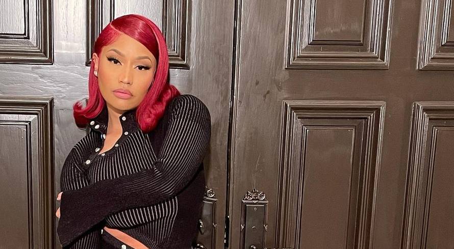Nicki Minaj počastila fanove za rođendan: Skinula se do kraja, a u rukama drži svečanu tortu