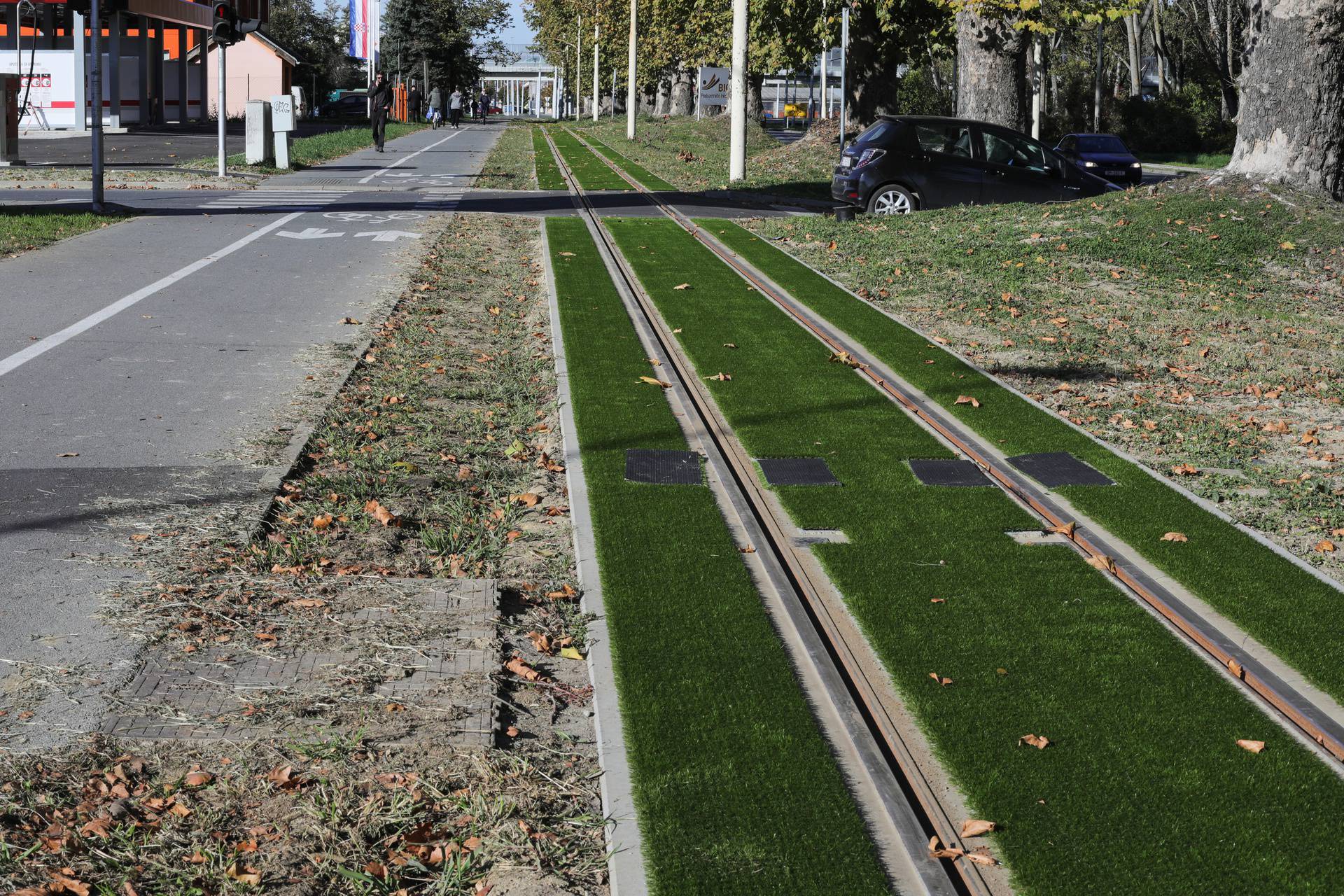 Postavljanje dekorativne zelene podloge na tramvajskoj pruzi u Osijeku