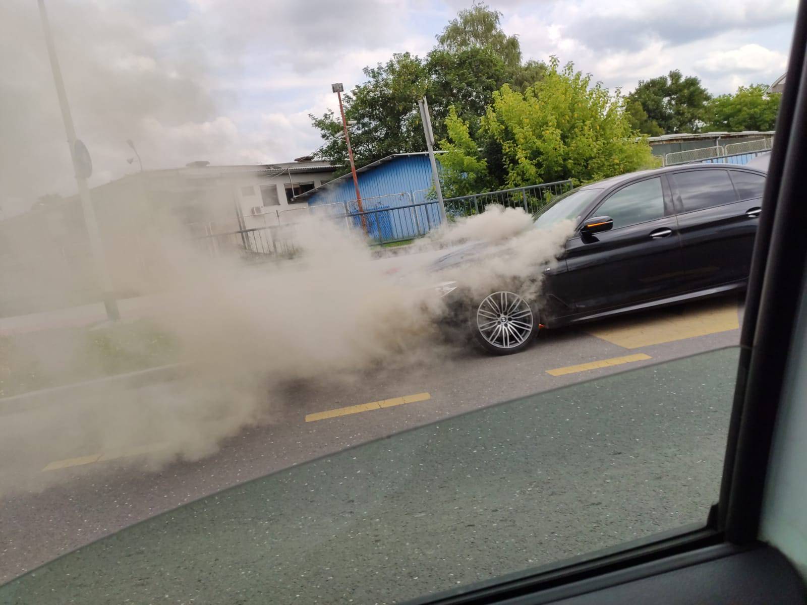 Gorio BMW na Radničkoj, gasili su ga građani prije vatrogasaca