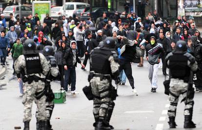 Prosvjednici u Skoplju policiju gađali kamenjem, 10 uhićenih