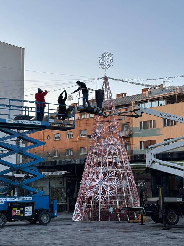 FOTO Adventske kućice na Trgu i Kvatriću. Kako vam se sviđaju? Pišu: 'Vagoni, kavezi, zatvor'