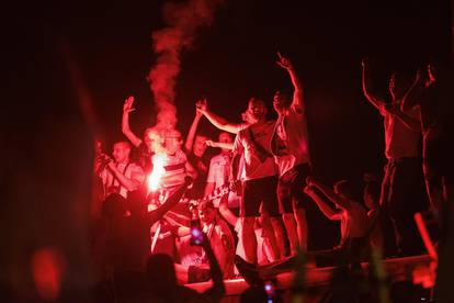 Tisuće navijača na rivi dočekalo  igrače Hajduka s trofejem Kupa