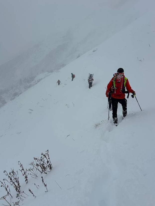 FOTO U ovoj su provaliji našli tijela tri Hrvata, spuštali se užadima, pomogao je i pas
