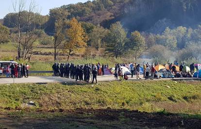 I BiH stavila ogradu: Migranti skupljaju drva i podižu šatore