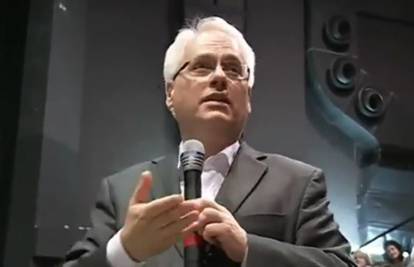 Josipović ispričao vic, u šalu 'ugurao' Karamarka i Vladu 