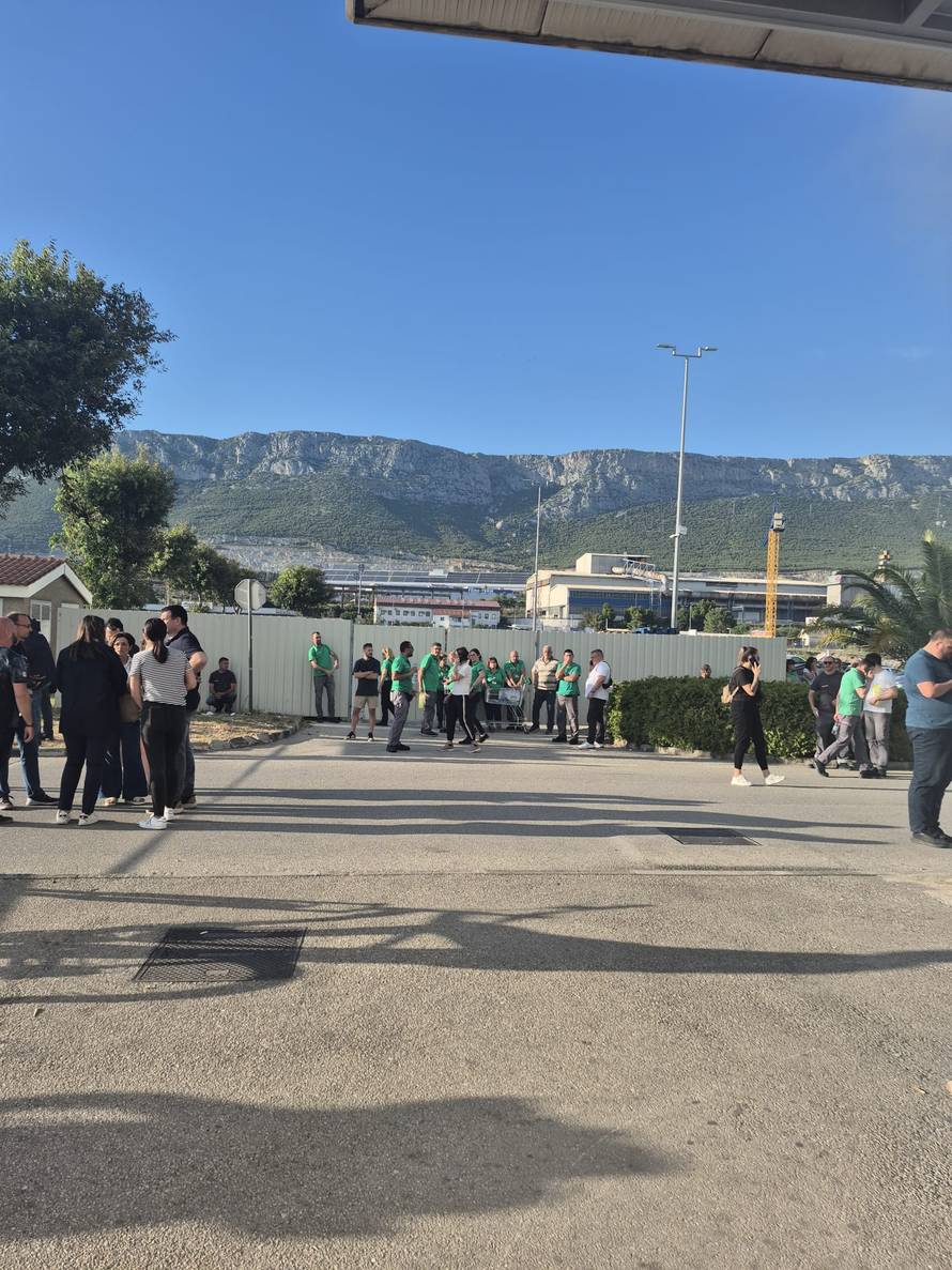 VIDEO Crni dim nad Kaštelima. Gori skladište Pevexa: Metalne krovove uklanjaju grajferom