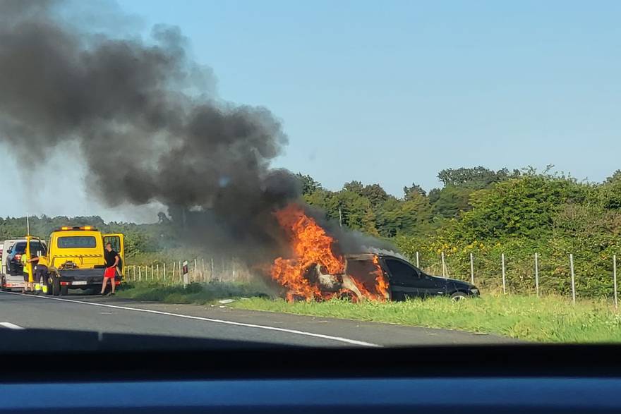 zapaljen auto na autocesti