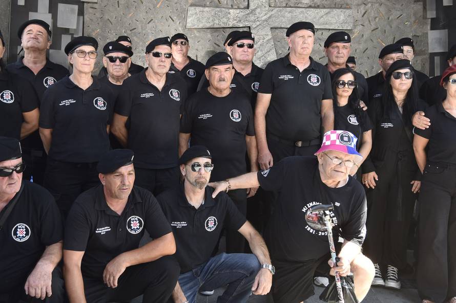 Knin: Pripadnici HOS-a odali počast braniteljima na spomeniku Oluja 95
