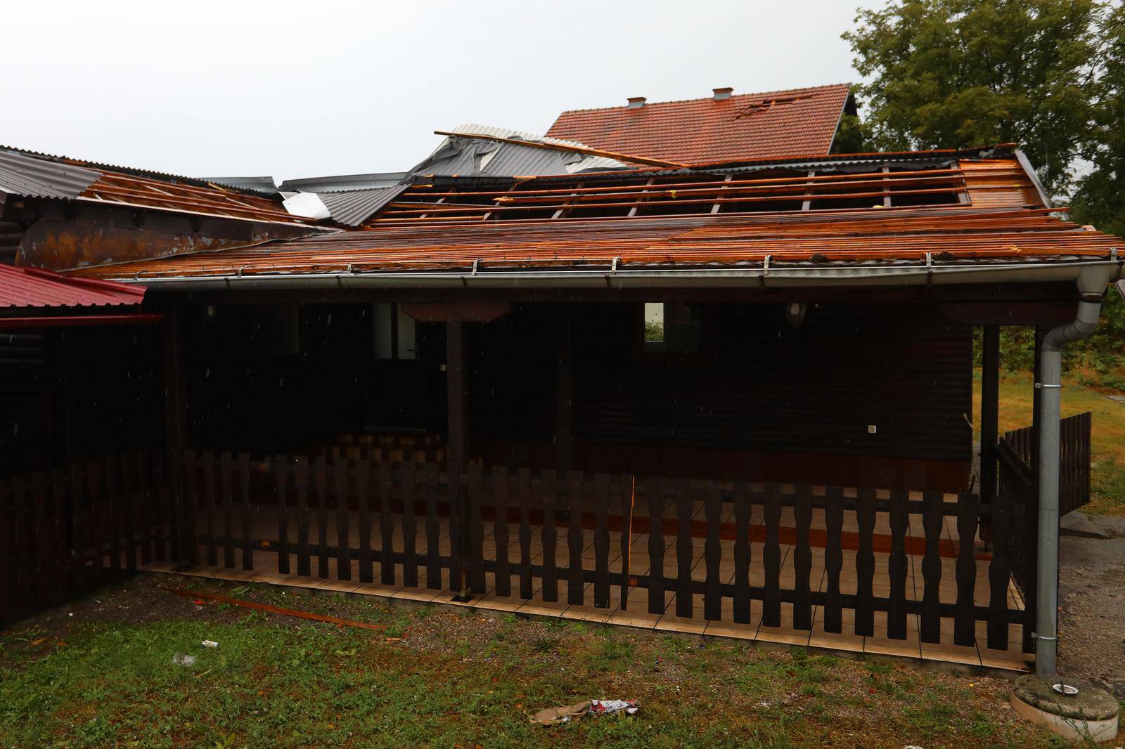 Snažno nevrijeme pra?eno kišom i olujnim vjetrom protutnjalo je Karlovcem i okolicom