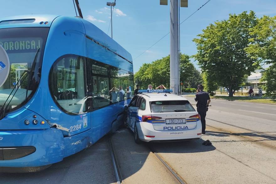 Sudar tramvaja i policijskog auta