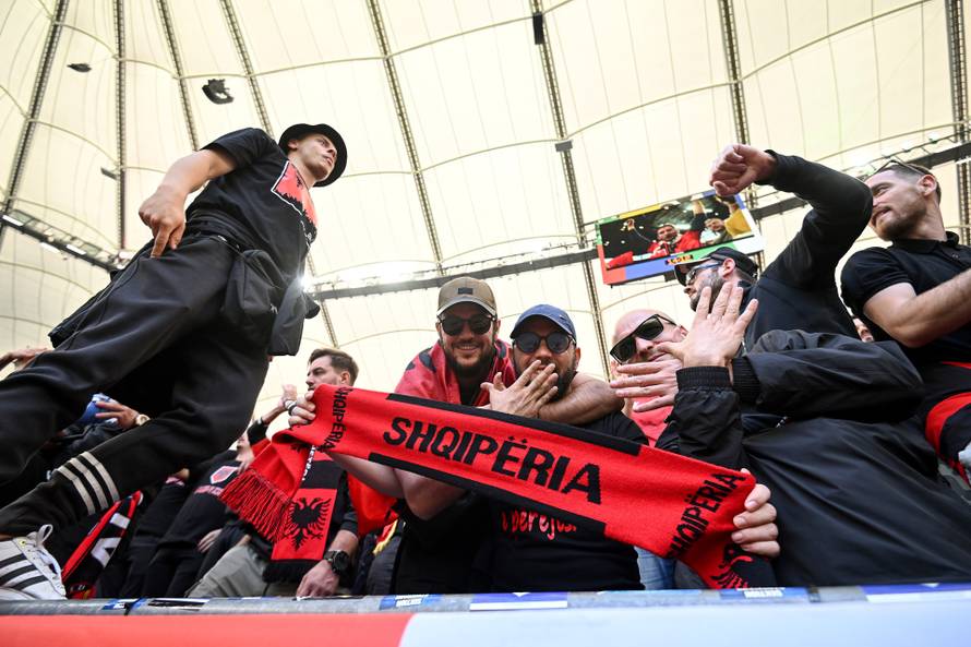 Hamburg: Navijači uoči početka utakmice Hrvatske i Albanije u 2. kolu skupine B na Europskom prvenstvu
